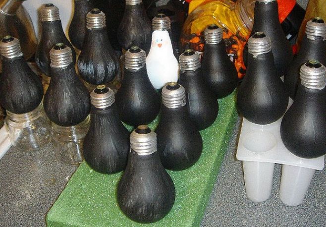 Поэтапные фото как сделать своими руками ёлочную игрушку – Пингвины из лампочек