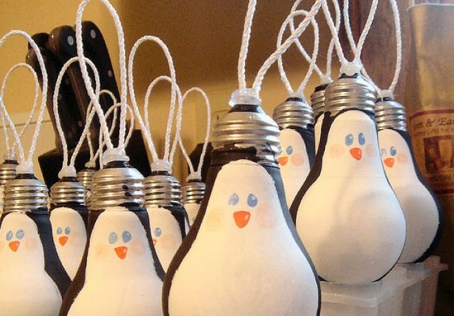 Поэтапные фото как сделать своими руками ёлочную игрушку – Пингвины из лампочек