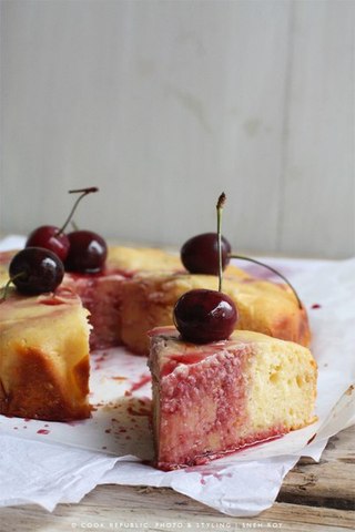 Йогуртовый пирог со сладкими вишнями в вине
