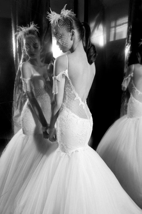 Фото сексуальных свадебных платьев c кружевами от Elihav Sasson