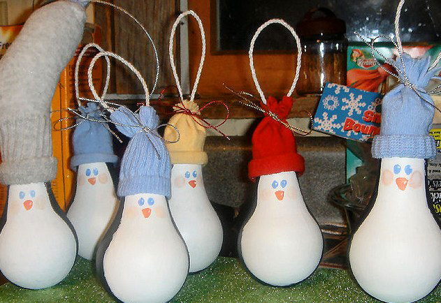 Как сделать своими руками ёлочную игрушку – Пингвины из лампочек