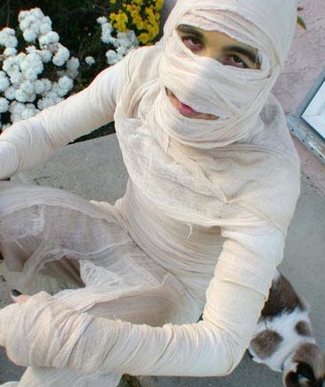 Фото, как сделать костюм мумии на Хэллоуин