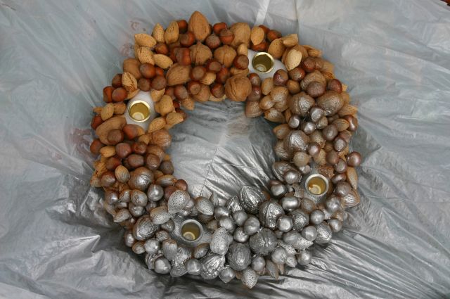 Поэтапные фото, как сделать своими руками новогодний венок из орехов