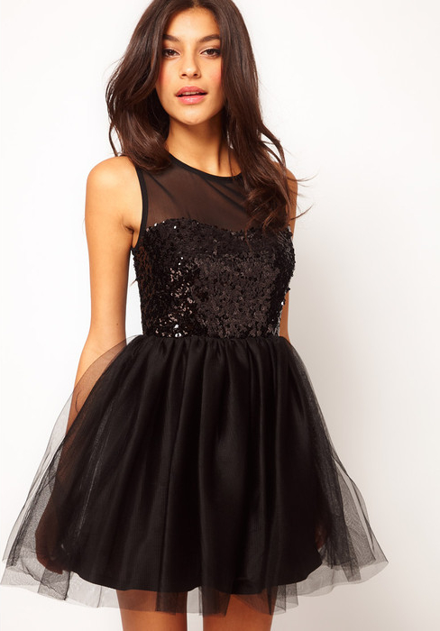 Короткое коктейльное платье черного цвета