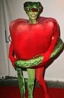Оригинальный новогодний костюм змеи с яблоком