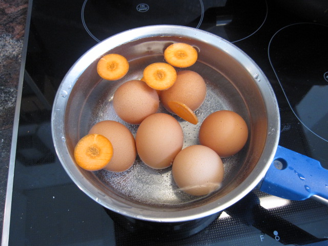 Видео вареные яички. Вареные яйца. Яйца варятся. Сваренные яйца. Яйцо с тремя желтками.