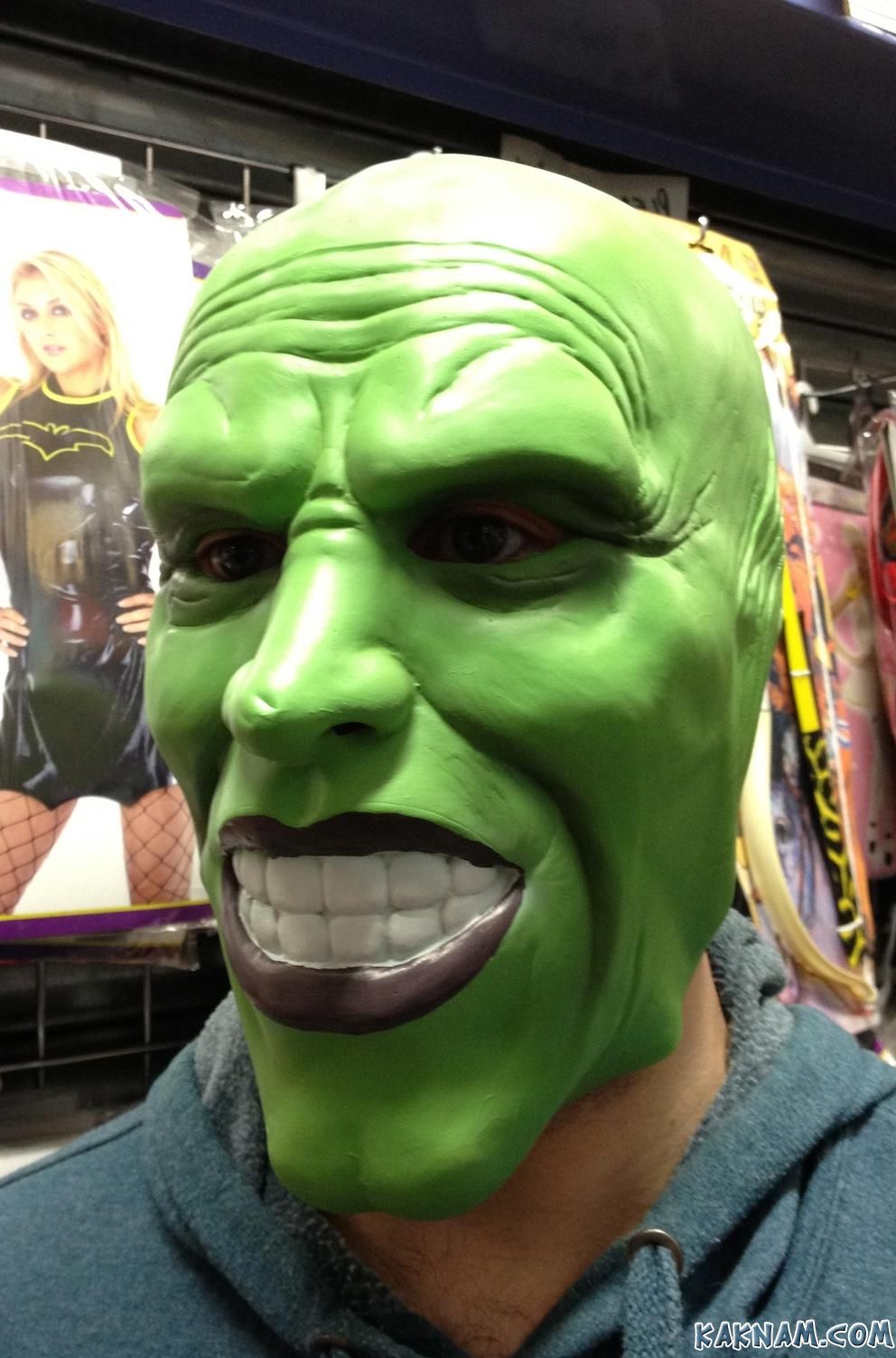Включи маску есть. Зеленая маска. Человек в зеленой маске.