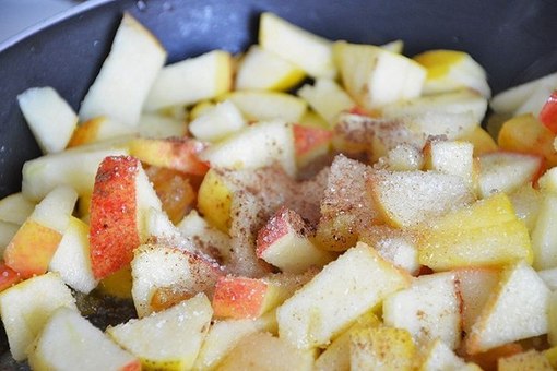 Блинный торт с яблоками, изюмом и бананами.