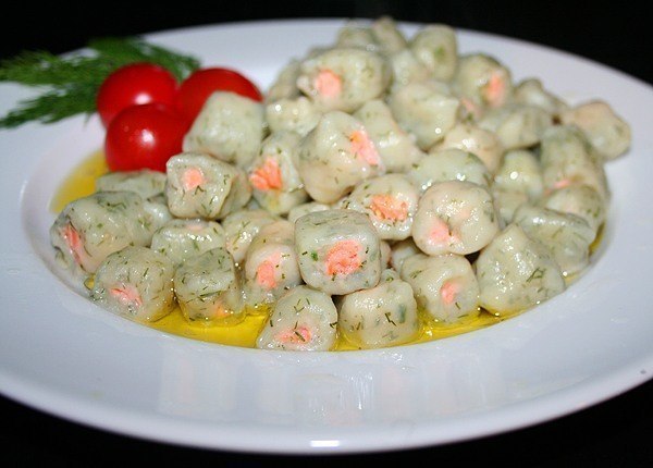 Картофельные клёцки с форелью и укропом 