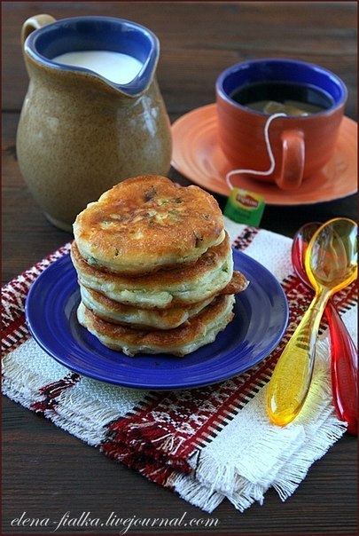 Оладьи с яйцом и зеленым луком