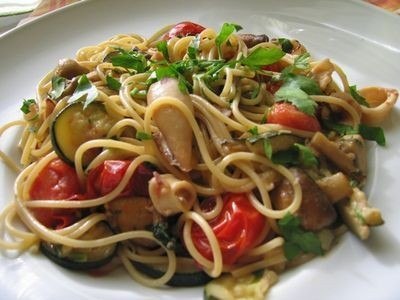Спагетти с кальмарами в томатном соусе