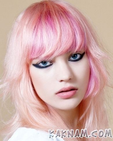 Розовые волосы с густой челкой