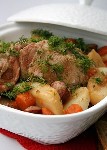 Жаркое из курицы, копченых колбасок и картофеля в пиве 