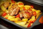 Курица маринованная в кефире, запечёная с картофелем с травами и чесноком.