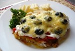 Необыкновенно нежная отбивная из куриной грудки под овощами с сыром и оливками. 