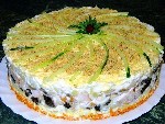 Слоеный закусочный торт с копчёной курицей, черносливом и шампиньонами 