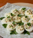 Яйца фаршированные чесноком и соленым огурцом