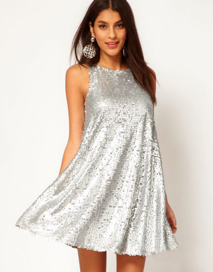 Короткое новогоднее платье серебристого цвета