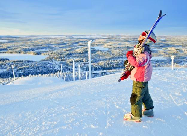 Зима в Финляндии - ребенок с лыжами фото