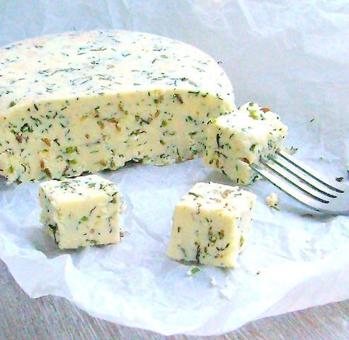 Домашний сыр с зеленью и тмином