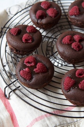 Шоколадные пирожные с шоколадной пастой и малиной