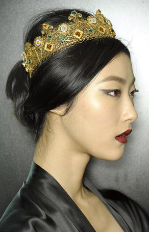 Модная прическа для Нового Года 2014 - прическа с короной